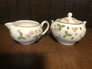 Wedgwood Wild Strawberry Fine Bone China Cream & Sugar Bowl w Lid, Size Medium - Picture 1 of 3