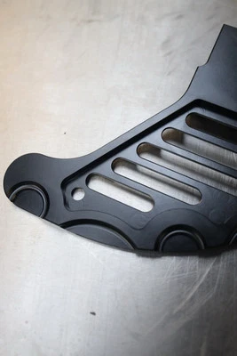REAR BRAKE DISC GUARD BLACK KTM 125, 250,300,350,400 ,450 SX,SXF,EXC 2004-2023 — 第 1/4 张图片