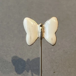 Vintage Schmetterling Stecknadel weiß Emaille & goldfarben Metall künstlerisch elegant schlicht - Bild 1 von 10