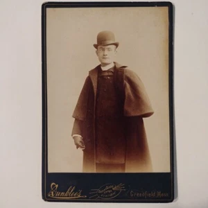 Mann mit Melone Hut und Mantel, antike Kabinettkarte, Greenfield, Masse. 1880er Jahre - Bild 1 von 11