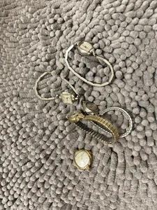 wristwatch LOT BENRUS WITTNAUER  BULOVA GRUEN  ELGIN HILTON - Foto 1 di 7