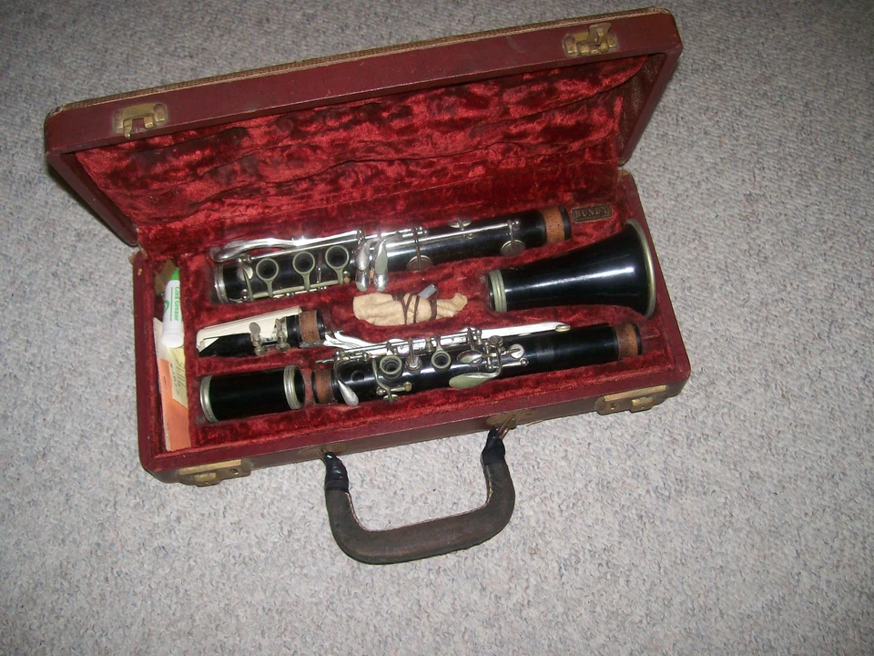  Vintage Bundy clarinet serial # 71198 w/case - Image 1 of 1