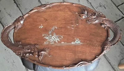 ANCIEN PLATEAU DE TABLE CHINE EN BOIS EXOTIQUE DECOR SCULPTE DRAGONS ET BAMBOU - Photo 1/4