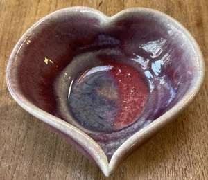 Lisa Howe Studio Keramik herzförmig lila blau Tropfglasur Deko Schale - Bild 1 von 4