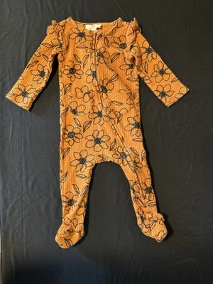 Pijama Jessica Simpson marrón con flor negra con patas de una pieza talla 6-9 meses Foto 1 de 4