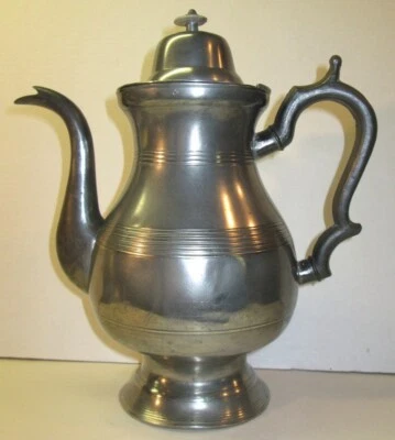 ANTIGUA CAFETERA AMERICANA DE PELTRE CON MARCA Foto 1 de 4