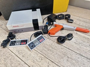 Console Nintendo Nes Entertainment System modèle NES-001 FRA NON JAUNIE TBE - Foto 1 di 11