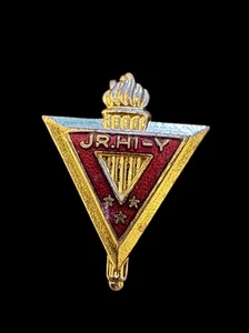 Torcia spilla bavero vintage YMCA Jr Hi Y triangolo rosso tono oro TBB1 - Foto 1 di 4