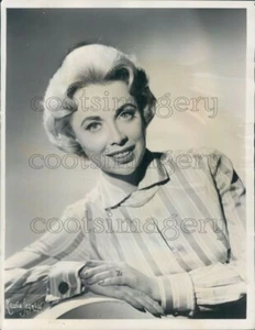1961 Press Photo Dr Joyce Brothers 1960s TV Psychologist - Picture 1 of 2