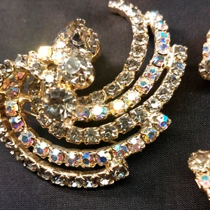 Vintage Silver Tone Gray & White Rhinestone Tiered Spiral Brooch & Earring Set - Picture 1 of 9