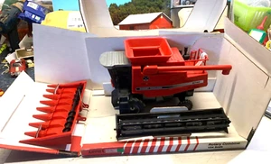 SCALE MODELS.ERTL.1:24.FARM.MASSEY FERGUSON 9070 COMBINE HARVESTER.TWIN HEADER - Picture 1 of 24