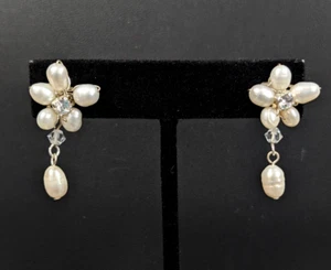 White Pearl Daisy Flower Charm Silver tone Pierced Earrings Bridal Evening - Picture 1 of 14