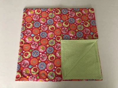 Manta de franela reversible hecha a mano 40 X 40 abejas mariposa Ladybugs rosa verde Foto 1 de 4