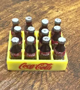 Coca-Cola giocattolo miniatura vintage 2" 12 mini bottiglie con cassa in plastica gialla - Foto 1 di 7
