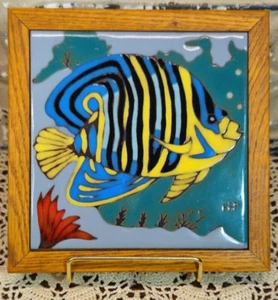 Pazifikblauer Fliesenuntersetzer tropischer Fisch handbemalt USA gerahmt in Holz 7 Zoll - Bild 1 von 6