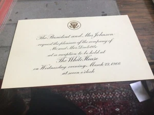 Invito ricevimento Lyndon Johnson 1966 con richiesta RSVP e busta - Foto 1 di 3