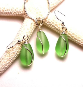 PERIDOT GREEN sea glass petite teardrop hand wired set. 20" chain - Bild 1 von 3