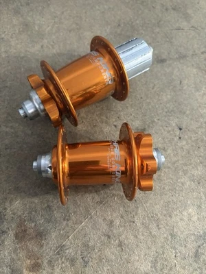 Bujes de disco Mango Chris King 100 mm delanteros 135 mm traseros QR naranja bujes bicicleta de montaña Foto 1 de 4