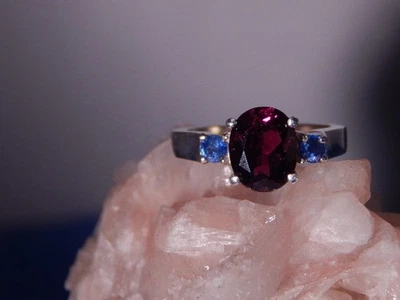 3,70 CT. Anillo ovalado de tres piedras de plata de ley con rubelita y zafiro azul Foto 1 de 4