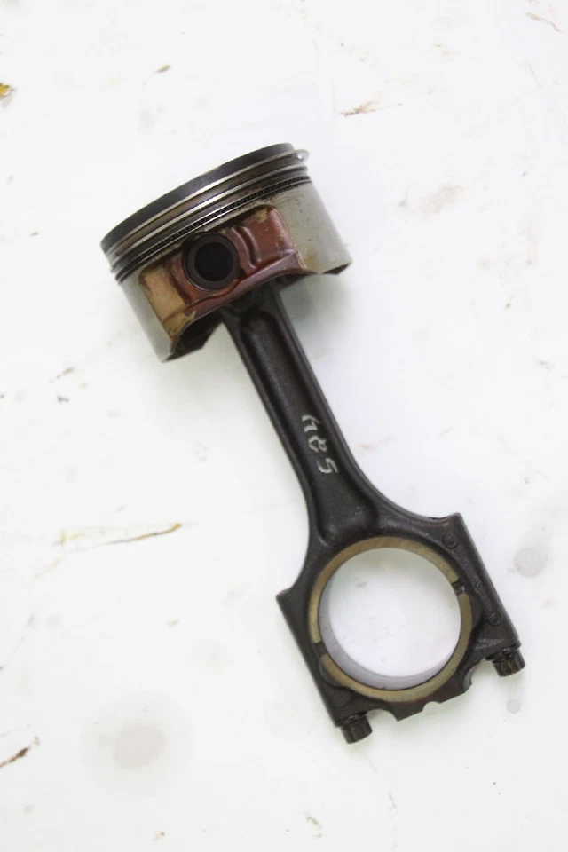 Pistón Volvo V70 I 31251468 cilindro 4 con biela 2.4 103 KW 140 CV gasolina Foto 1 de 3