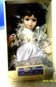 NIB VICTORIAN BEAUTY 8" PORZELLAN MÄDCHEN PUPPE SILBER KLEID BRAUNE HAARE - GRÜNE AUGEN - Bild 1 von 3