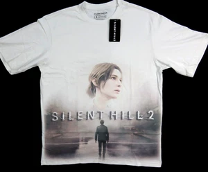 Silent Hill 2 Cover Art Maglia Ufficiale Konami GameStop Esclusiva 2024 Geeknet S - Foto 1 di 8