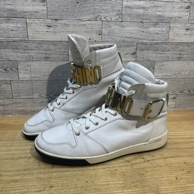 RARO DIFÍCIL DE ENCONTRAR Moschino Zapatos para Hombre Logo Metal Dorado Letras Blanco Zapatillas Talla 11 Foto 1 de 4