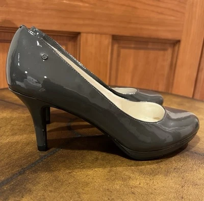 NOVO ETIENNE AIGNER ELEGANTE COURO ENVERNIZADO CINZA FEMININO 2 1/2” SALTOS 👠 TAMANHO 6 1/2 - Imagem 1 de 4