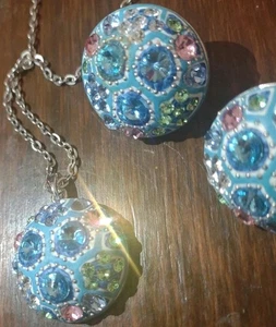 Artini Pfau Strass Anhänger/Ohrringe blau aqua grün silberfarben 18"  - Bild 1 von 6