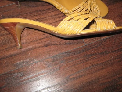 Tacones Bally Mules Gatito Hechos en Italia Talla 9 Nuevos Tacones Usados en Excelente Condición Bronceados Apenas Usados Foto 1 de 4