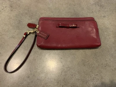 Cartera de muñeca Coach de cuero borgoña con bolsillos con cierre de cremallera Foto 1 de 4