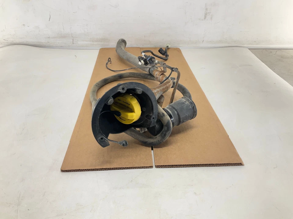 Tubo de llenado de tanque de combustible de cabina y media 13-24 RAM 1500 4x4 ST con manguera de vapor OEM Foto 1 de 4