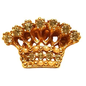 Broche dorado en forma de corona con pedrería transparente y perlas de imitación - Imagen 1 de 4