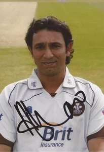 SURREY: AZHAR MAHMOOD SIGNED 6x4 PORTRAIT PHOTO + COA - Bild 1 von 1