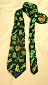 CORBATA NEGRA CON RANAS VERDES Y AMARILLAS DISEÑO NOVEDAD 62 PULGADAS LARGO - Imagen 1 de 4