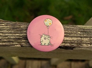 Sandra Boynton Gatito Gato Globo Cumpleaños Rosa 2 1/4" Pin Pinback Botón - Imagen 1 de 2
