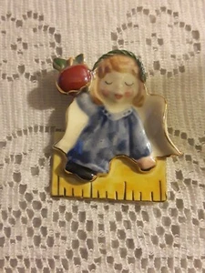 Weihnachten Winkel hält Apfel sitzend auf Lineal Anhänger Brosche Anstecknadel Neu - Bild 1 von 4