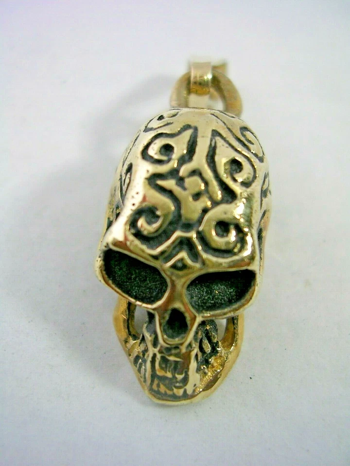 COLGANTE CABEZA DE CALAVERA ENCANTO EN LATÓN TONO ORO AMARILLO CON ANTIGÜEDAD NEGRA Foto 1 de 1