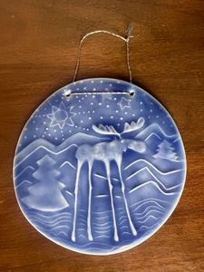 Insegna Artista Decorazione Natalizia Ceramica Smaltata Alce Blu Bianco Tonda 4” - Foto 1 di 4