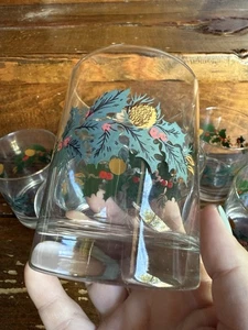 Rosina Queens Yuletide Holly 12 Ounce Gold Rim Glasses Vintage Lot of 7 - Picture 1 of 7