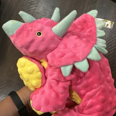 Juguete GoDog Dino Triceratops grande chirrido rosa verde azulado amarillo con tela protectora para masticar Foto 1 de 4