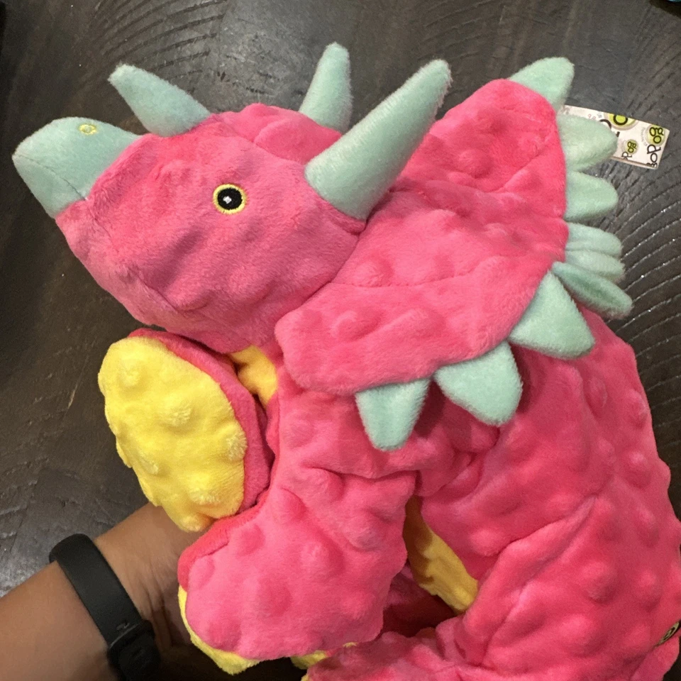 Juguete GoDog Dino Triceratops grande chirrido rosa verde azulado amarillo con tela protectora para masticar Foto 1 de 4