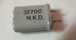 NKD Radio Crystal 37,700 MHz 1mm / 0,04in X długość 6mm X 5mm Rozstawowe przewody Vtg - Zdjęcie 1 z 2