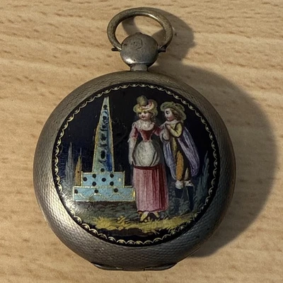 Montre À Gousse Coq En Argent Avec Dessin 2 Personnages Une Femme Et Un Homme  - Photo 1/4