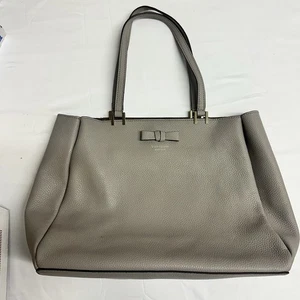Bolso de hombro Kate Spade grande de cuero granulado gris - Imagen 1 de 4