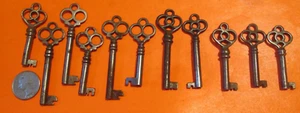 VINTAGE OFFENER FASS BOGEN AUSGEFALLENER SKELETT SCHLÜSSELSCHRANK ANTIKE SCHLÜSSEL KONVOLUT 11 SCHÖN - Bild 1 von 3