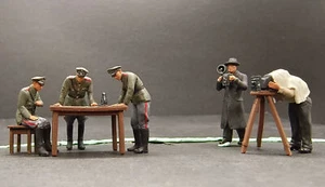 Ufficiali del comando tedesco scala 1/72 con fotografi modello dipinto# - Foto 1 di 4