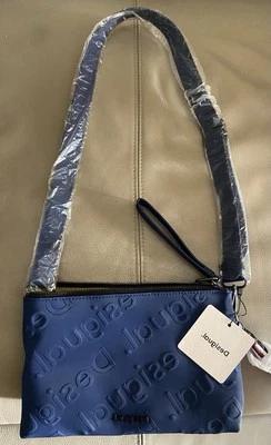 BOLSO DE MANO CON LOGO DESIGUAL EN RELIEVE. BOLSO BANDOLERA AZUL MARINO — NUEVO CON ETIQUETAS Foto 1 de 4