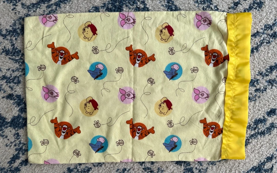 Funda de almohada Winnie the Pooh & Friends bebé/niño pequeño hecha a mano NUEVA Foto 1 de 2