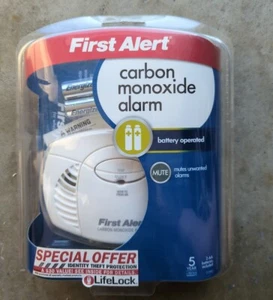 First Alert CO400 Carbon Monoxide Detector, Battery Operated , White - Picture 1 of 2